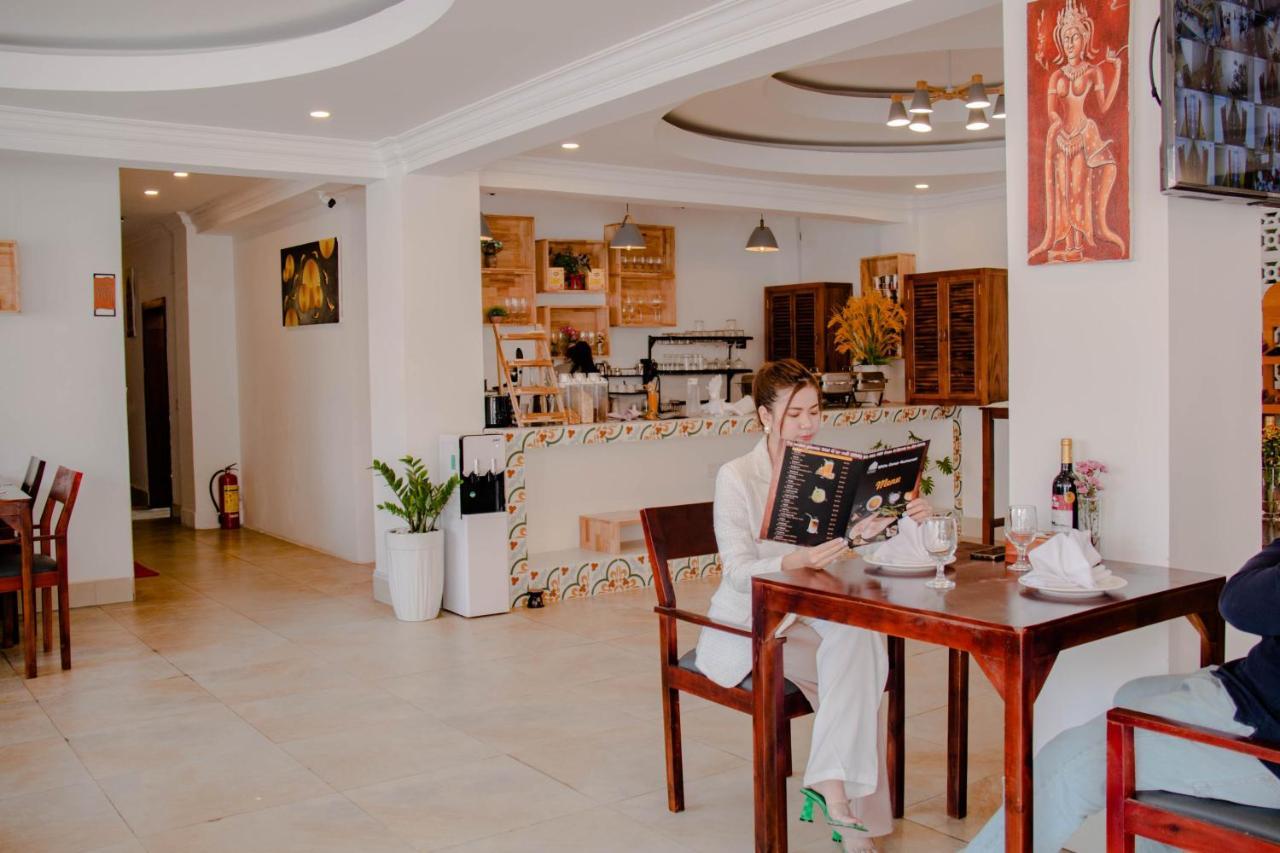 White Corner Hotel بنوم بنه المظهر الخارجي الصورة