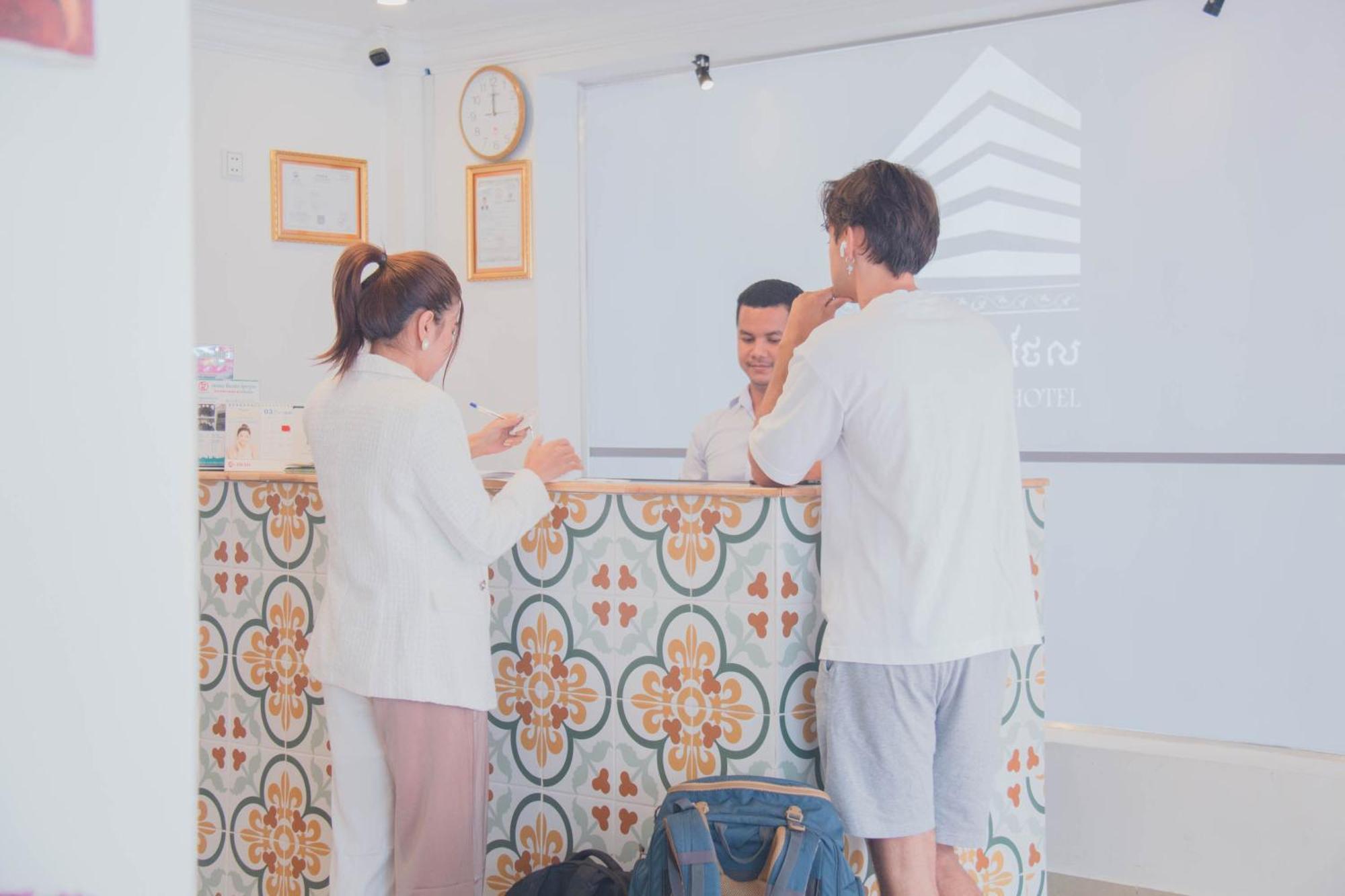 White Corner Hotel بنوم بنه المظهر الخارجي الصورة