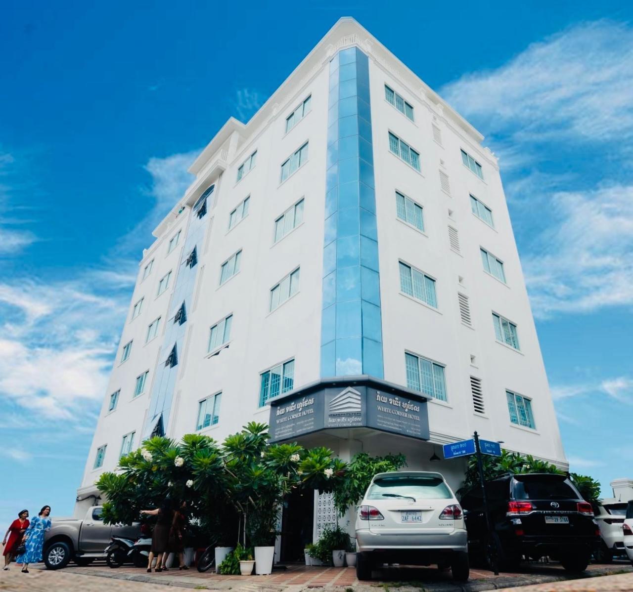 White Corner Hotel بنوم بنه المظهر الخارجي الصورة